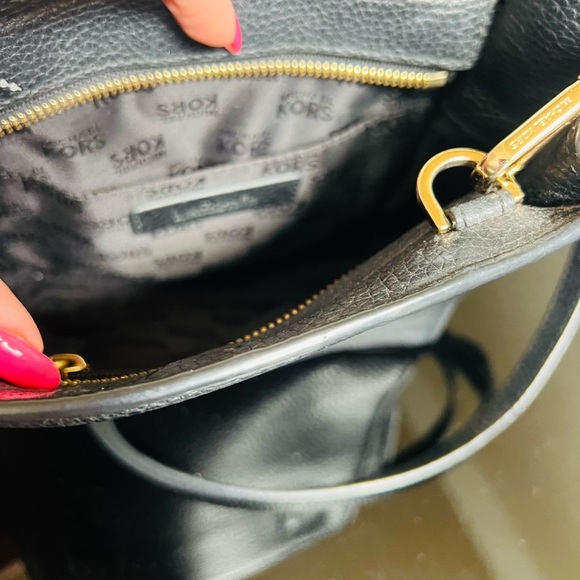 Michael Kors Black and Gold Crossbody Bag with Sleek Design - Picture 9 of 9